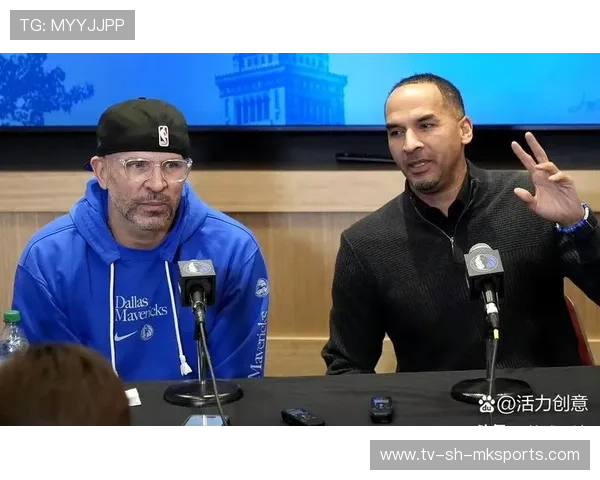 球队管理层宣布延长主帅合同以稳定战局,球队管理人员